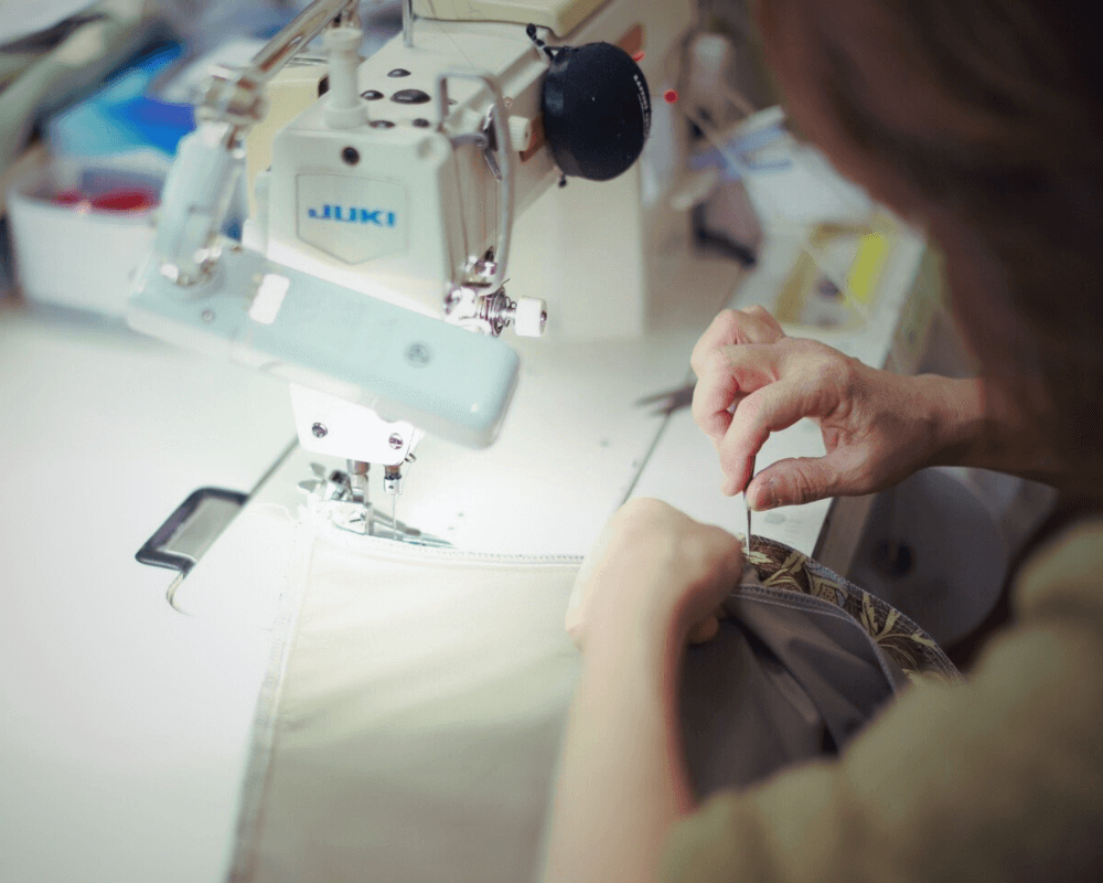 職人の手元で丁寧に糸を扱う様子